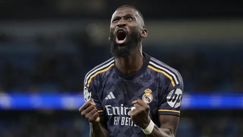 Selebrasi kemenangan bek Real Madrid, Antonio Rudiger setelah mengalahkan Manchester City 4-3 melalui adu tendangan penalti pada laga leg kedua perempatfinal Liga Champions 2023/2024 di