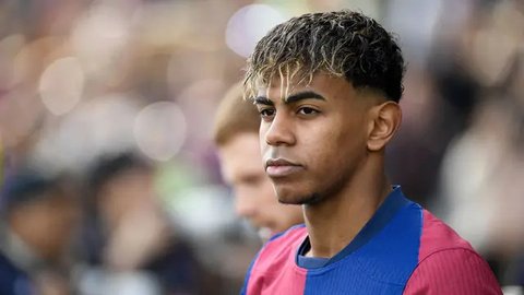Pemain Barcelona, Lamine Yamal saat laga lanjutan Liga Spanyol 2024/2025 melawan Deportivo Alaves di Estadi Olimpic Lluis Companys, Barcelona, Spanyol, Minggu (02/02/2025) waktu setempat