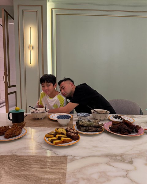 7 Potret Raffi Ahmad dan Rafathar Sahur Berdua Tanpa Nagita Slavina dan Rayyanza, Tetap Makan Meski Mata Ngantuk Berat