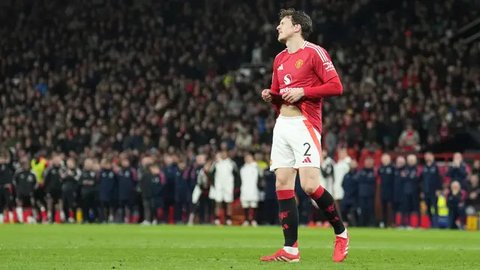 Di babak adu penalti, dua penendang MU yakni Victor Lindelof dan Joshua Zirkzee gagal mencetak gol. Fulham pun menang dengan skor 4-3. (AP Photo/Jon Super)