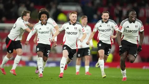 Berkat hasil ini, Fulham berhak lolos ke babak perempat final alias 8 besar Piala FA musim ini. Sementara itu, langkah MU selaku juara bertahan harus terhenti sampai di sini. (AP Photo/Jon Super)