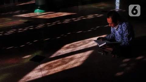 Umat Islam bertadarus Al-Quran di Masjid Raya Al-Azhom, Kota Tangerang, Senin (18/42022). Umat Islam memanfaatkan waktu untuk memperbanyak ibadah dengan membaca dan mengkhatamkan Al-Quran