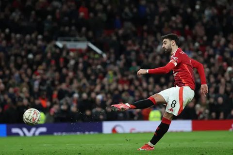 Gelandang Manchester United asal Portugal Bruno Fernandes mencetak gol penalti dalam adu penalti dalam pertandingan sepak bola putaran kelima Piala FA Inggris antara Manchester United dan