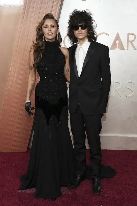 Miley Cyrus dan Maxx Morando dalam Piala Oscar 2025. (Jordan Strauss/Invision/AP)