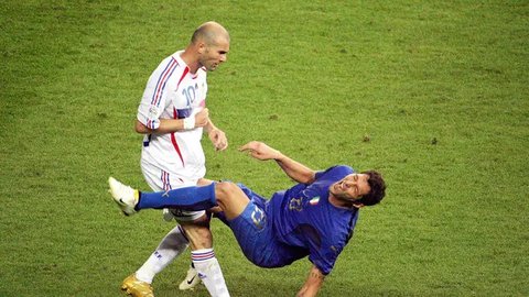 Gelandang Prancis, Zinedine Zidane, meninggalkan lapangan usai menanduk bek Italia, Marco Materazzi, saat final Piala Dunia 2006 Stadion Olympic, Jerman (9/7/2006). Tandukan tersebut merupaka