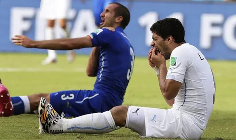 Gelandang Prancis, Zinedine Zidane, meninggalkan lapangan usai menanduk bek Italia, Marco Materazzi, saat final Piala Dunia 2006 Stadion Olympic, Jerman (9/7/2006). Tandukan tersebut merupaka