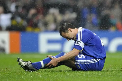 Gelandang Prancis, Zinedine Zidane, meninggalkan lapangan usai menanduk bek Italia, Marco Materazzi, saat final Piala Dunia 2006 Stadion Olympic, Jerman (9/7/2006). Tandukan tersebut merupaka