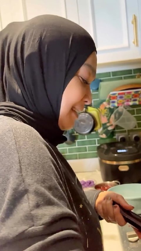Momen Rieta Amilia Bikin Bubur Kampiun untuk Buka Puasa, Penampilannya Menggugah Selera dan Bikin Netizen Ngiler