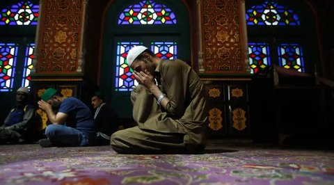 Umat muslim berdoa di Masjid Cut Meutia, Jakarta, Kamis (10/3/2022). MUI mengizinkan saf salat kembali rapat seiring kasus COVID-19 mulai landai, selain itu aktivitas pengajian di masjid dan