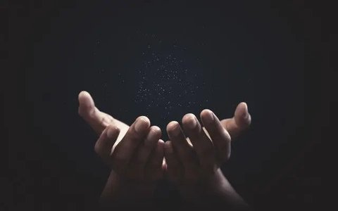 Umat muslim berdoa di Masjid Cut Meutia, Jakarta, Kamis (10/3/2022). MUI mengizinkan saf salat kembali rapat seiring kasus COVID-19 mulai landai, selain itu aktivitas pengajian di masjid dan