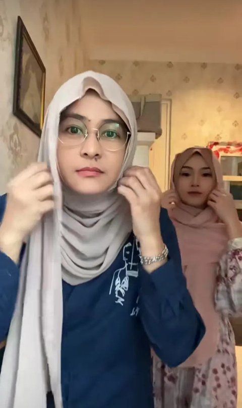 Potret Dara dan Mita Band Rock The Virgin Berhijab (Sumber: TikTok @MitaTheVirgin)