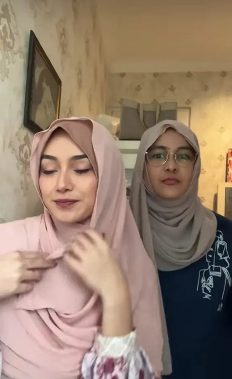Potret Dara dan Mita Band Rock The Virgin Berhijab (Sumber: TikTok @MitaTheVirgin)