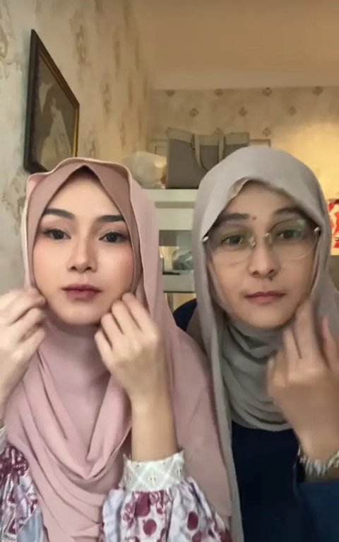 Potret Dara dan Mita Band Rock The Virgin Berhijab (Sumber: TikTok @MitaTheVirgin)