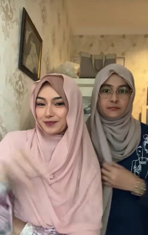 Potret Dara dan Mita Band Rock The Virgin Berhijab (Sumber: TikTok @MitaTheVirgin)