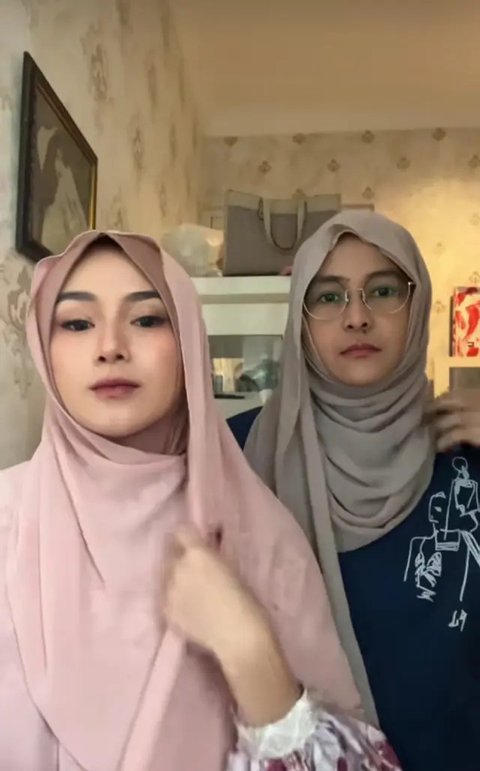 Potret Dara dan Mita Band Rock The Virgin Berhijab (Sumber: TikTok @MitaTheVirgin)