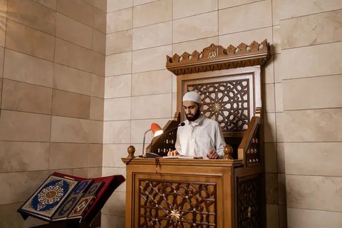 Kultum atau kuliah tujuh menit, biasanya menjadi salah satu rangkaian kegiatan dalam pelaksanaan shalat sunat Tarawih Ramadan (Liputan6.com/Jayadi Supriadin_