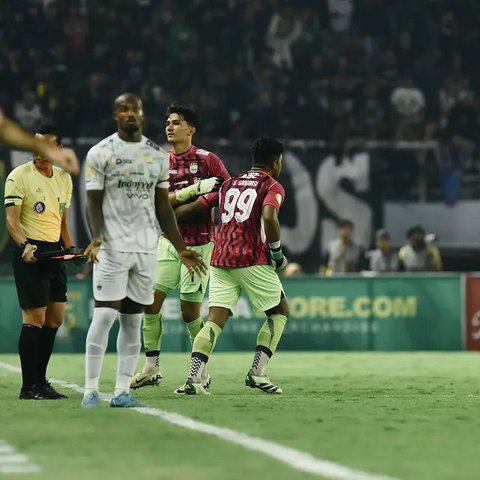 Pertandingan Persebaya vs Persib di Stadion Gelora Bung Tomo, Surabaya, dalam pekan ke-25 BRI Liga 1 2024/2025, Sabtu (1-3-2025). (Bola.com/Dok. Persebaya, persebaya.id)