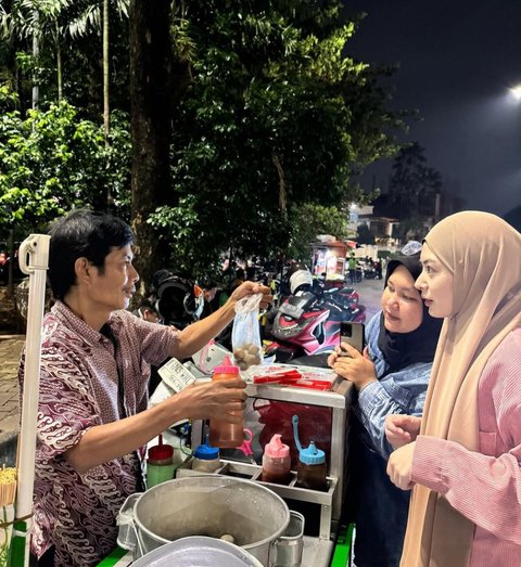 Ayana Moon Asyik Jajan Cilok untuk Buka Puasa, Momen Seru Sebelum Tarawih