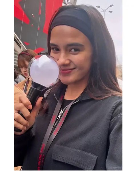 Potret Audi Marissa nonton konser J-Hope BTS di Korea. (sumber: Instagram/audimarissa)