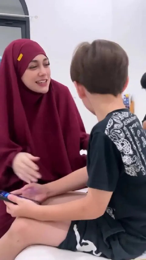 Potret Celine Evangelista antusias belajar Islam setelah mualaf. (sumber: Instagram/celine_evangelista)