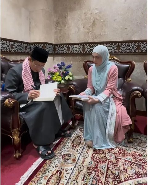 Potret Celine Evangelista antusias belajar Islam setelah mualaf. (sumber: Instagram/celine_evangelista)
