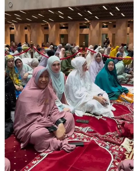 Potret Celine Evangelista antusias belajar Islam setelah mualaf. (sumber: Instagram/celine_evangelista)