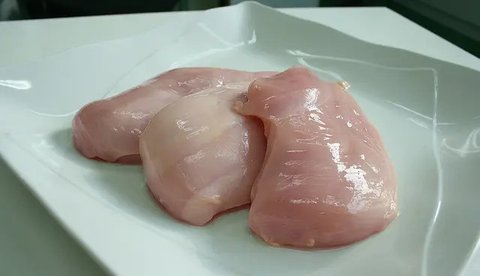 Ilustrasi daging ayam beku. (Foto: Freepik)