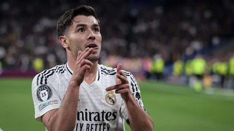Pada menit ke-55, aksi Brahim Diaz berhasil memperdaya barisan pemain belakang Atletico Madrid. Real Madrid unggul 2-1. (Thomas COEX/AFP)