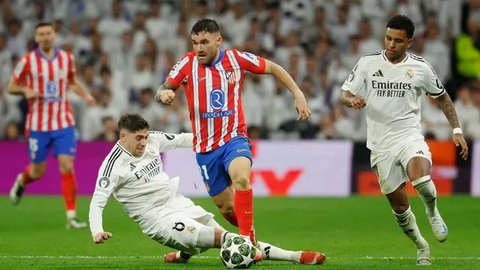 Hingga akhir pertandingan leg pertama 16 besar Liga Champions 2024/2025 usai, Real Madrid unggul 2-1 atas Atletico. Laga leg kedua akan digelar di markas Atletico Madrid pada pekan depan. (Pierre-Philippe MARCOU/AFP)