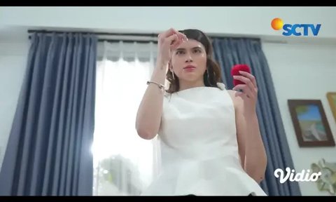 Tangkapan layar YouTube SCTV saat Aksa memberikan hadiah kepada Bella pada episode 50 Ketika Cinta Memanggilmu.