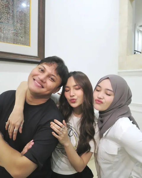 Potret Putri Delina di ulang tahun Mahalini ke-25. (sumber: Instagram/putridelinaa)
