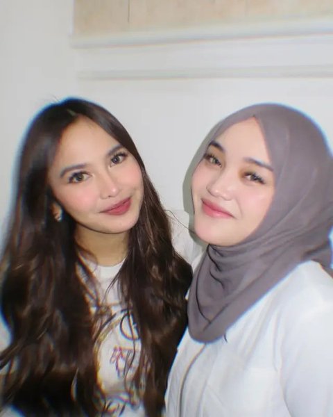 Potret Putri Delina di ulang tahun Mahalini ke-25. (sumber: Instagram/putridelinaa)