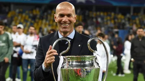 Carlo Ancelotti dan para pemain Real Madrid mengangkat trofi Liga Champions 2023/2024, Minggu (2/6/2024) dini hari WIB. (GLYN KIRK / AFP)