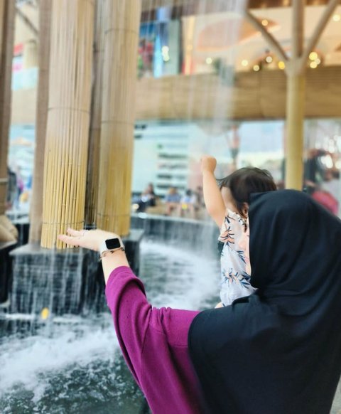 Potret Sederhana Indri Giana, Istri Ustaz Riza yang Pesonanya Bikin Netizen Terpukau