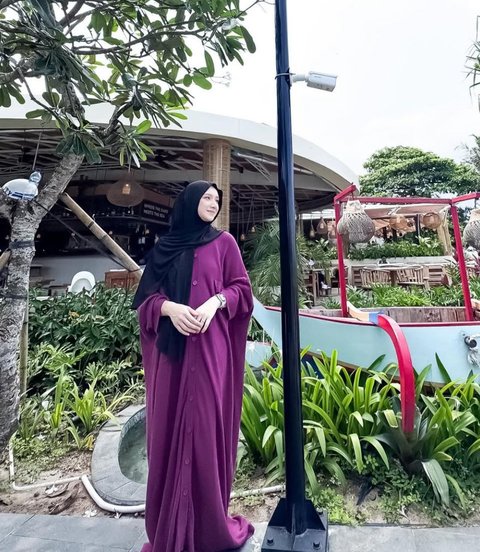 Potret Sederhana Indri Giana, Istri Ustaz Riza yang Pesonanya Bikin Netizen Terpukau