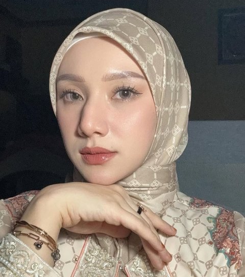 Potret Sederhana Indri Giana, Istri Ustaz Riza yang Pesonanya Bikin Netizen Terpukau