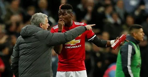 Jose Mourinho bermain untuk klub Rio Ave 1980, Mou berganti klub ke Belenenses, Sesimbra dan Comrcio e Indstria. Kurang sukses sebagai pemain, Mou banting setir jadi pelatih dan sukses be