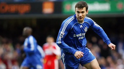 Jose Mourinho bermain untuk klub Rio Ave 1980, Mou berganti klub ke Belenenses, Sesimbra dan Comrcio e Indstria. Kurang sukses sebagai pemain, Mou banting setir jadi pelatih dan sukses be