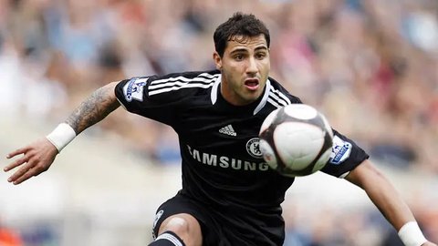 Jose Mourinho bermain untuk klub Rio Ave 1980, Mou berganti klub ke Belenenses, Sesimbra dan Comrcio e Indstria. Kurang sukses sebagai pemain, Mou banting setir jadi pelatih dan sukses be