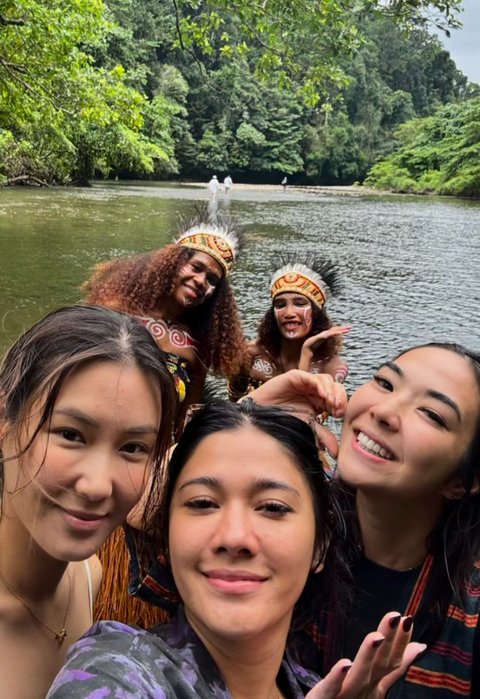 7 Potret Gisel Nikmati Pesona Kali Biru Papua, Dapat Kejutan Tak Terduga di Tengah Perjalanan