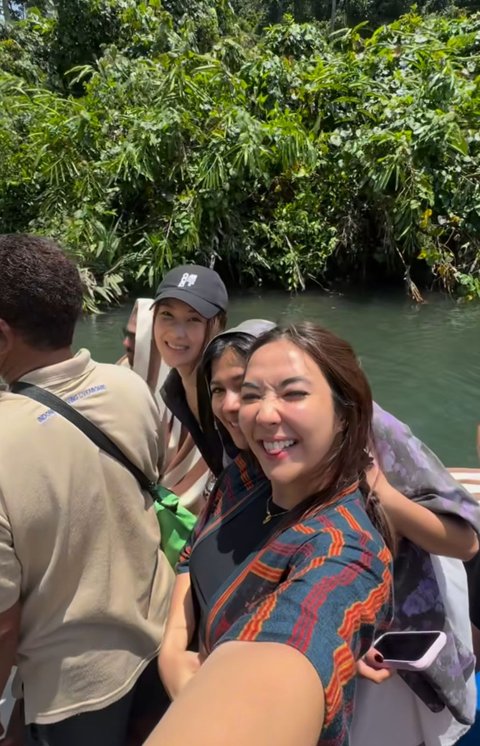 7 Potret Gisel Nikmati Pesona Kali Biru Papua, Dapat Kejutan Tak Terduga di Tengah Perjalanan