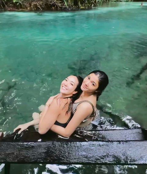 7 Potret Gisel Nikmati Pesona Kali Biru Papua, Dapat Kejutan Tak Terduga di Tengah Perjalanan