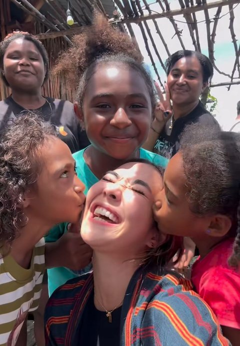 7 Potret Gisel Nikmati Pesona Kali Biru Papua, Dapat Kejutan Tak Terduga di Tengah Perjalanan