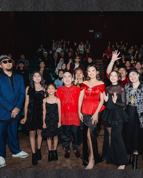 5 Potret Cantik Indah Permatasari di Gala Premier Film 'SETAN BOTAK', Pakai Gaun Merah Menyala