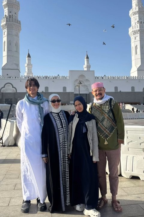 7 Potret Iis Dahlia dan Keluarga Jalani Umroh di Bulan Ramadan, Momen Penuh Haru di Tanah Suci