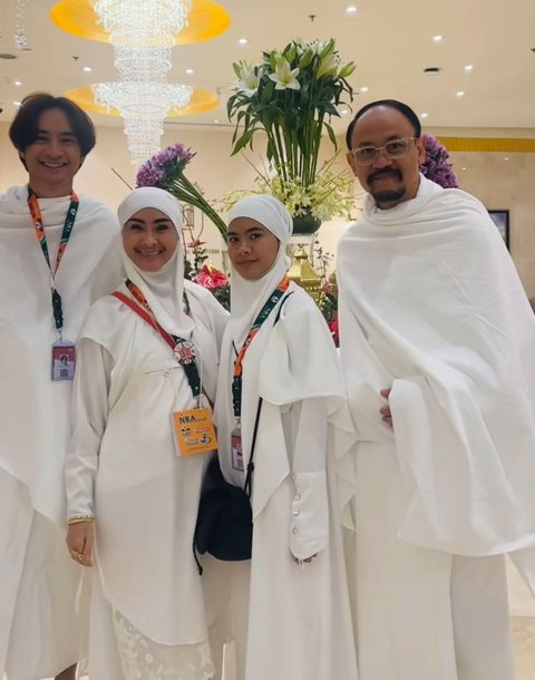 7 Potret Iis Dahlia dan Keluarga Jalani Umroh di Bulan Ramadan, Momen Penuh Haru di Tanah Suci
