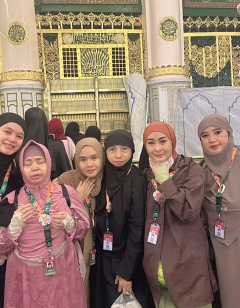 7 Potret Iis Dahlia dan Keluarga Jalani Umroh di Bulan Ramadan, Momen Penuh Haru di Tanah Suci
