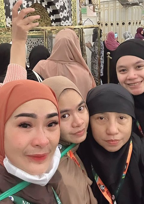 7 Potret Iis Dahlia dan Keluarga Jalani Umroh di Bulan Ramadan, Momen Penuh Haru di Tanah Suci