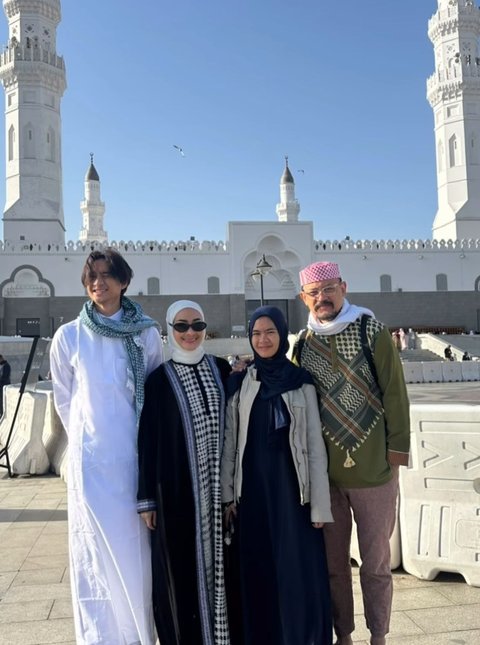 7 Potret Iis Dahlia dan Keluarga Jalani Umroh di Bulan Ramadan, Momen Penuh Haru di Tanah Suci