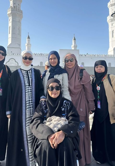 7 Potret Iis Dahlia dan Keluarga Jalani Umroh di Bulan Ramadan, Momen Penuh Haru di Tanah Suci
